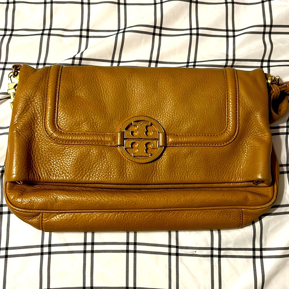 Tan/camel Authentic Tory Burch crossbody. Perfect for fall 🍁